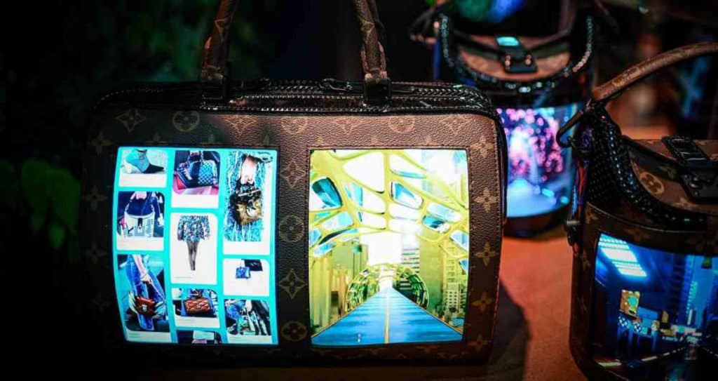 Louis Vuitton mostró el futuro de la moda bolsos con pantallas OLED