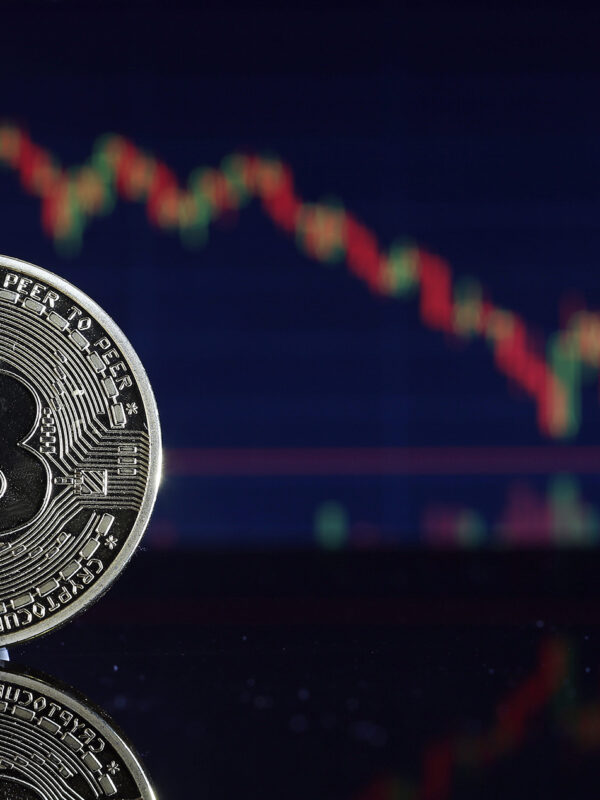 El valor del Bitcoin cae y otras criptomonedas se sumergen