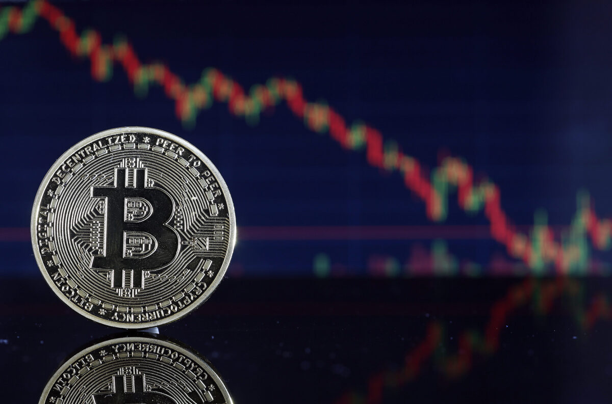 El valor del Bitcoin cae y otras criptomonedas se sumergen