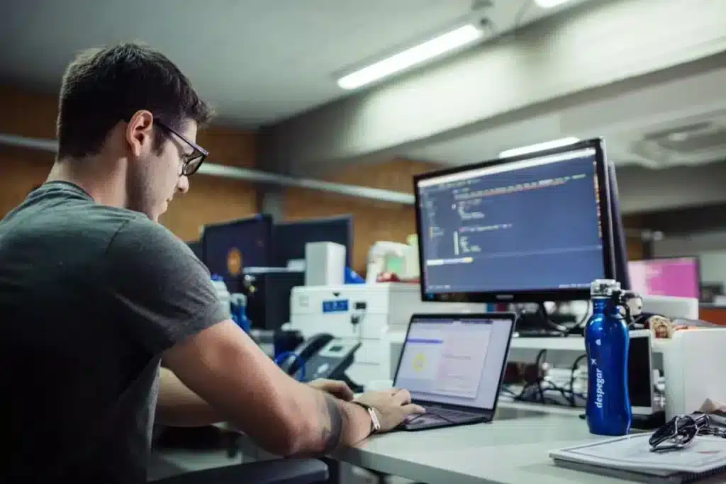 Directores ejecutivos del area tecnologica buscan un archivo laboral permanente y publico de sus trabajadores