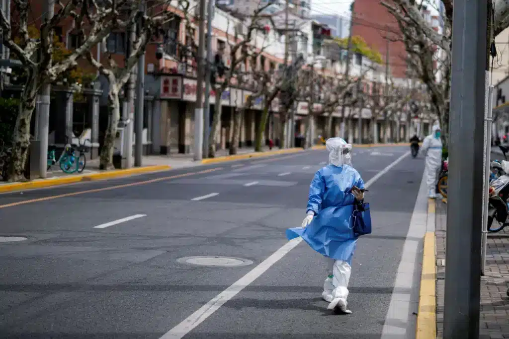 Fabricante de iPhone detuvo produccion en Shanghai por bloqueo ante Covid e1654092541246