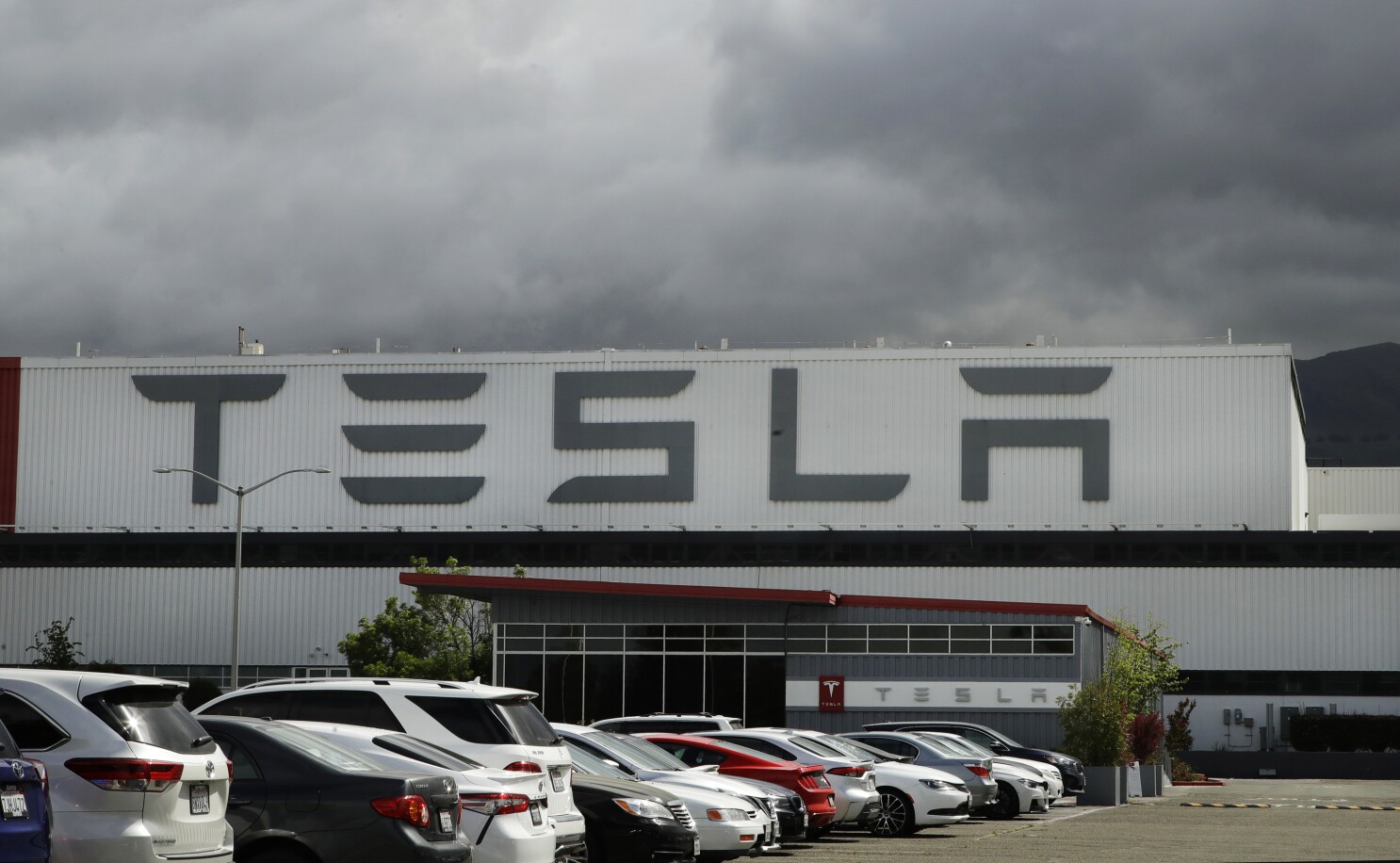Tesla debe enfrentar una nueva demanda por discriminación racial