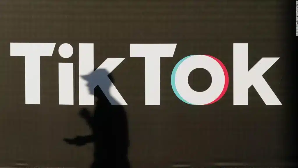 Jovenes que usan TikTok no son un problema para jefe de GCHQ