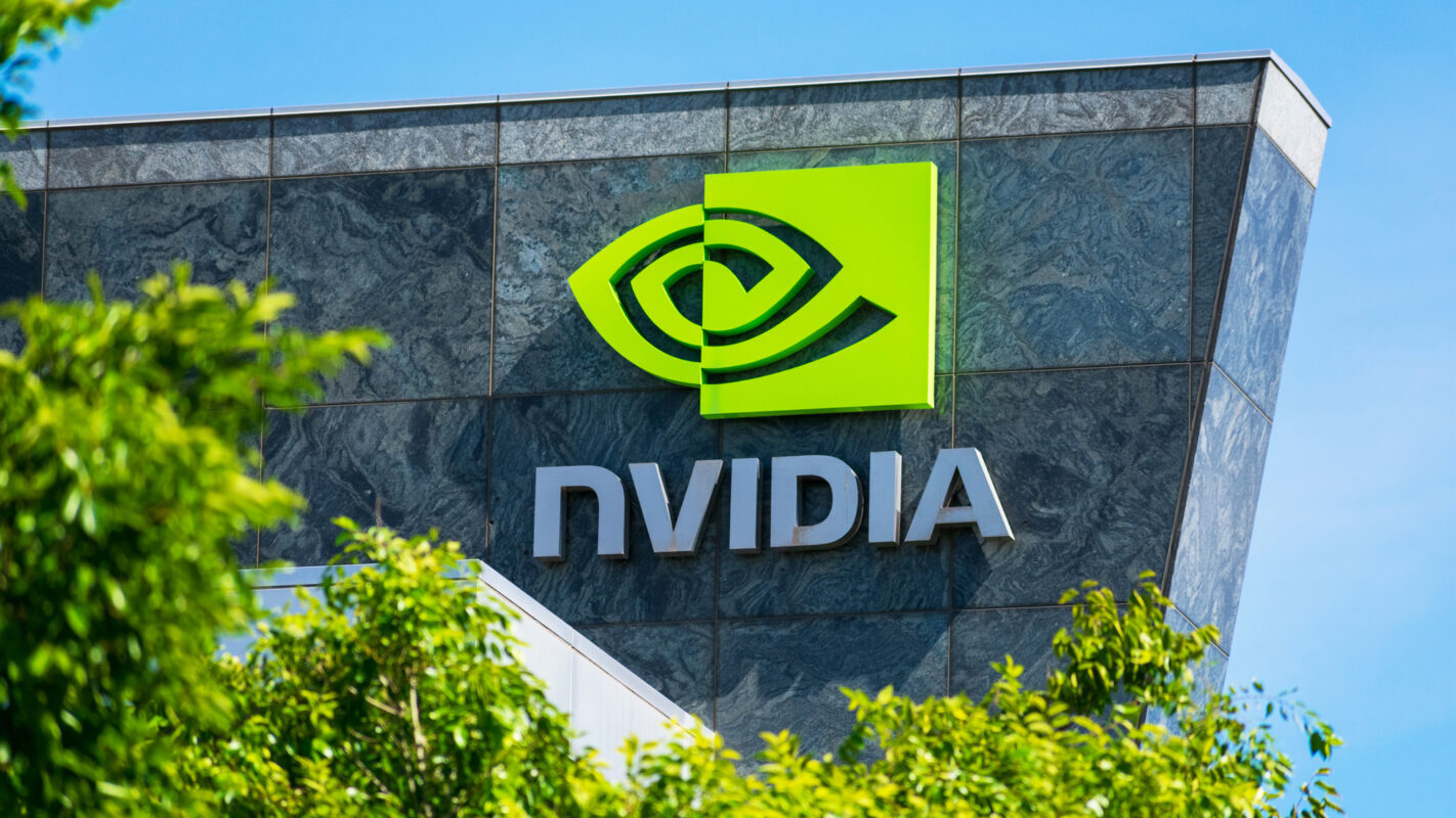 Logo de NVidia, visto en una sede de la empresa