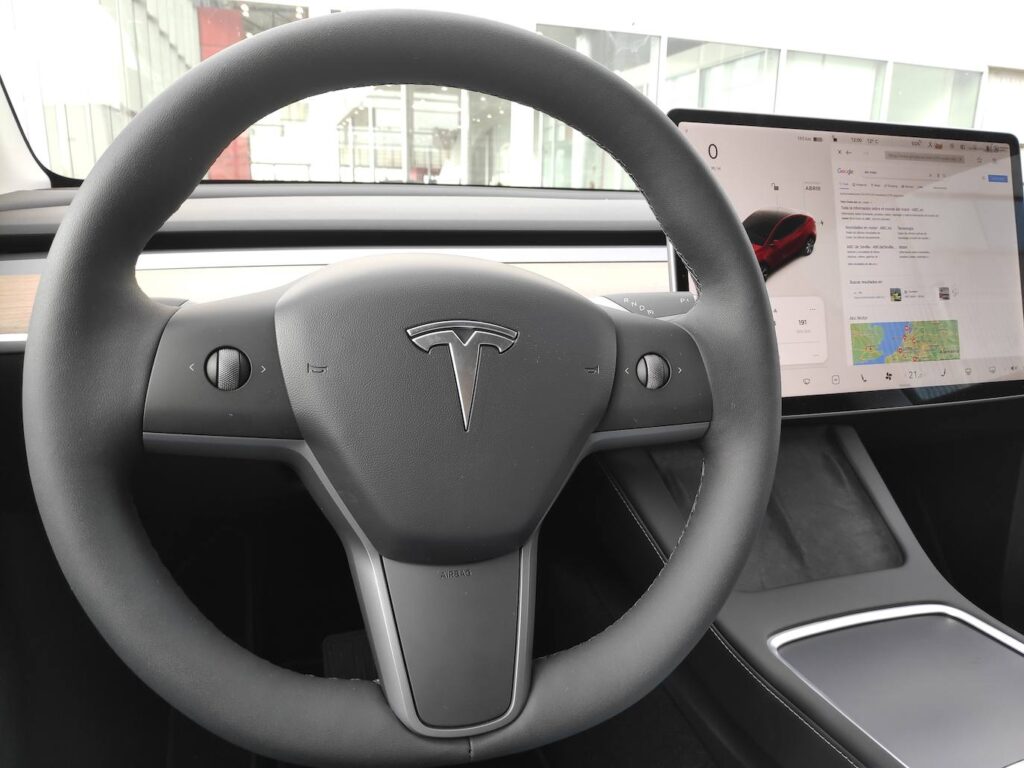Tesla otra vez en la mira por fabricar autos con volantes que se caen