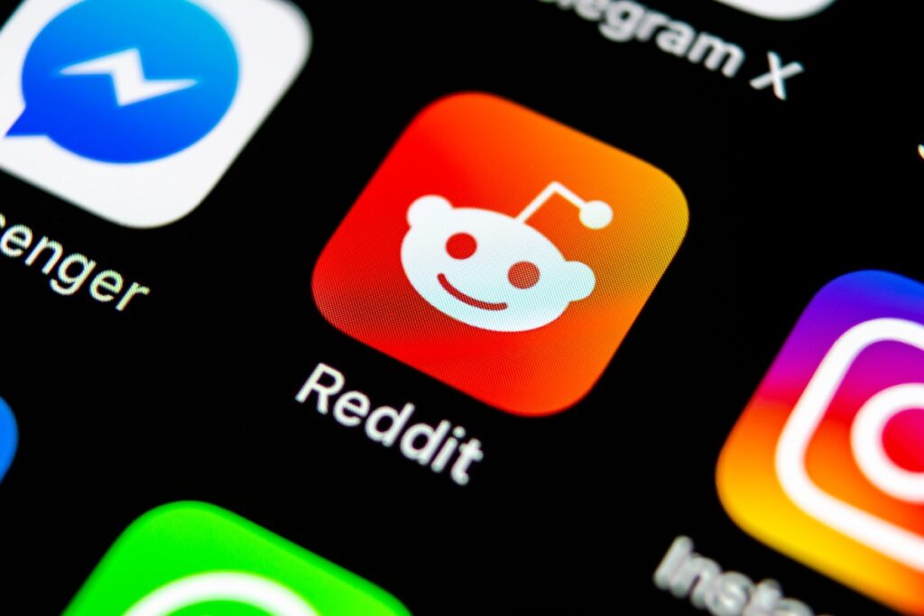 Moderadores de Reddit alertan sobre aumento de spam generado por IA