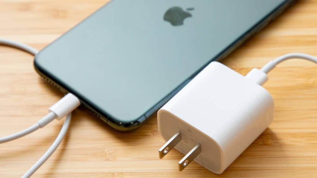 Cargadores de iPhone en la mira la Union Europea podria sancionar a Apple