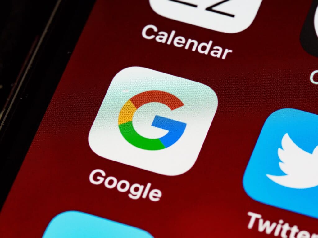 Google tiene un grupo experto para prevenir que robots con IA terminen con el mundo scaled